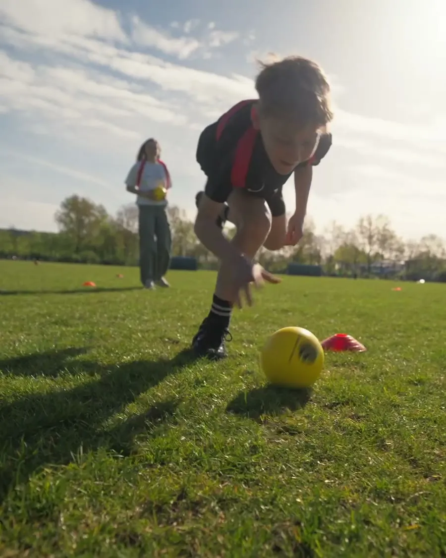 Kind duikt naar een foam dodgeball
