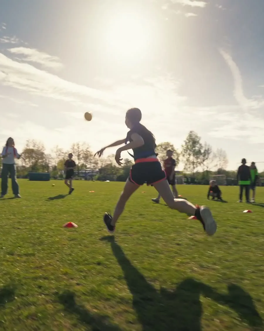 Leerling gooit een dodgeball in de zon
