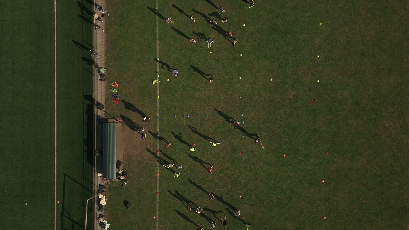 Dronebeeld van het dodgeball-event met honderden kinderen