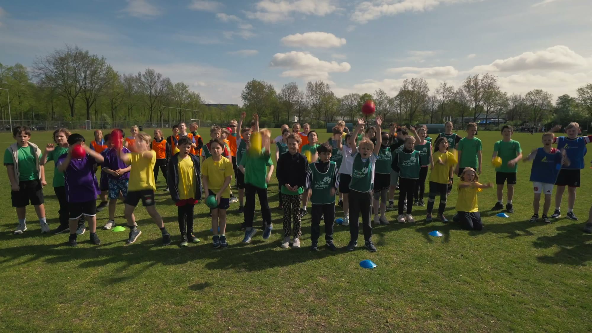 Honderden kinderen gooien dodgeballs de lucht in