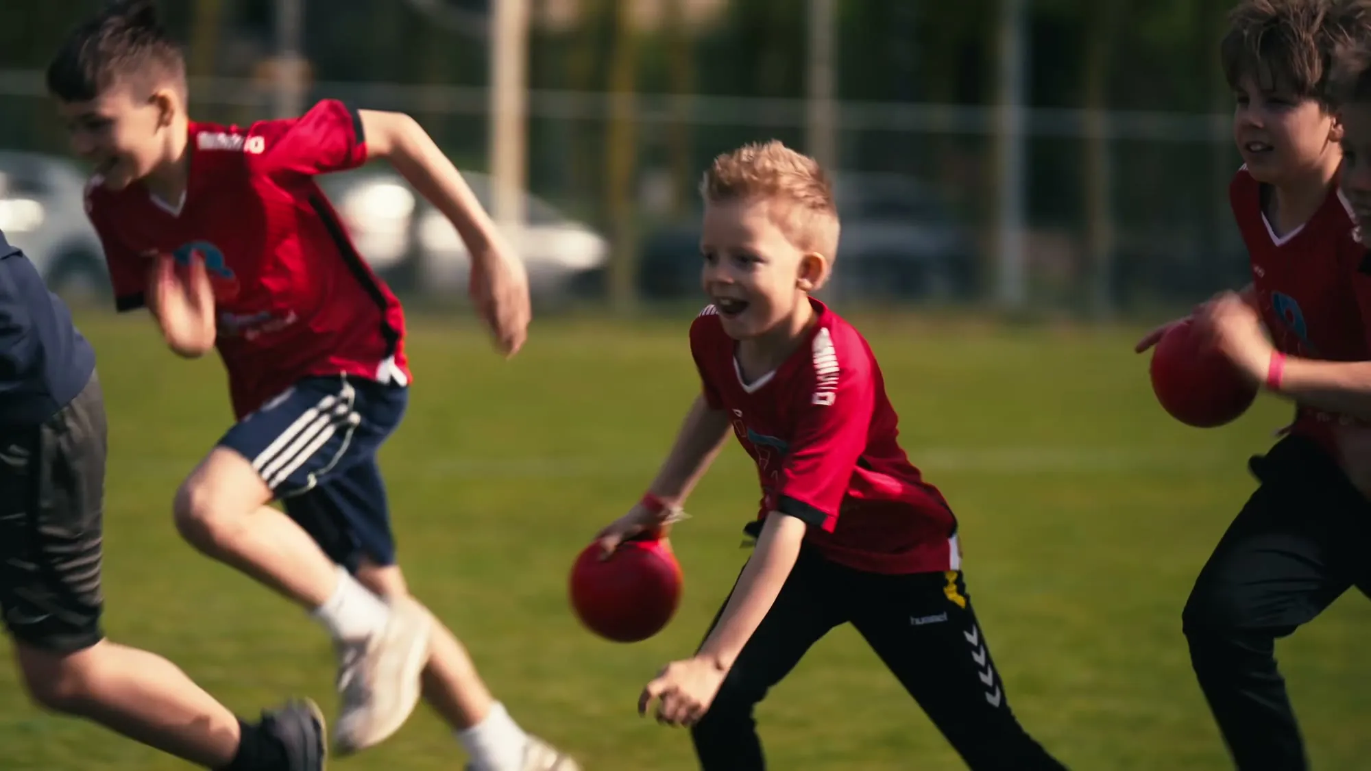 Kinderen spelen samen dodgeball op het sportveld