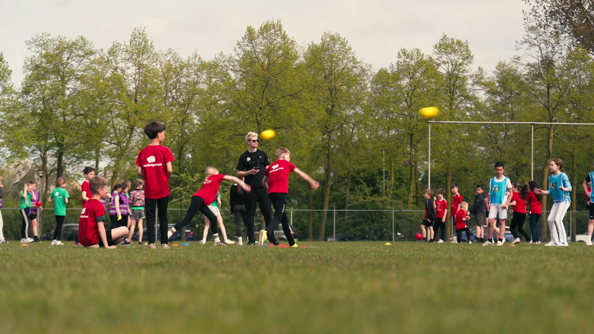 Kinderen gooien een dodgeball tijdens een VSD-les